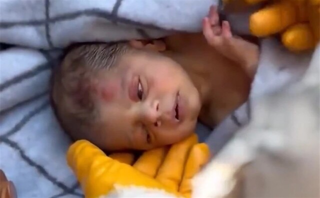 Τουρκία: Μωρό 20 ημερών σώθηκε μετά από 60 ώρες μέσα στα χαλάσματα – «Κρατούσε τούφα από τα μαλλιά της μητέρας του»  - Δείτε το συγκινητικό βίντεο